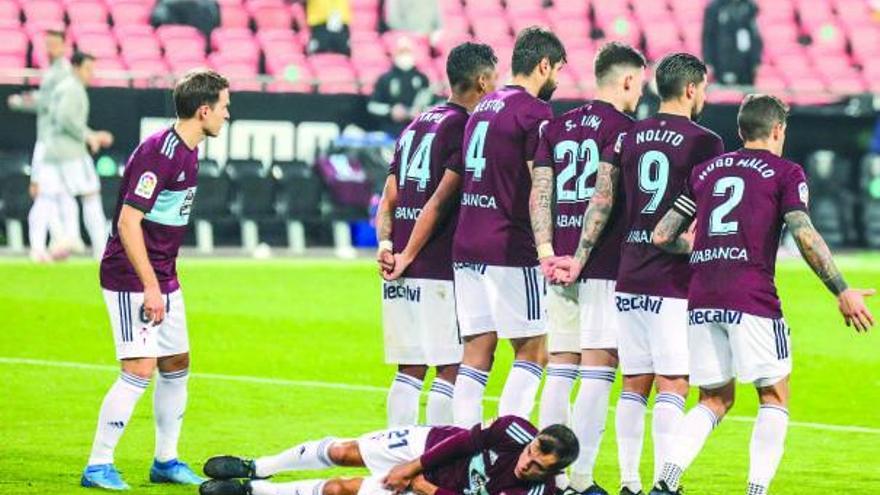 Los jugadores del Celta forman la barrera en un momento del partido de ayer. | // LOF