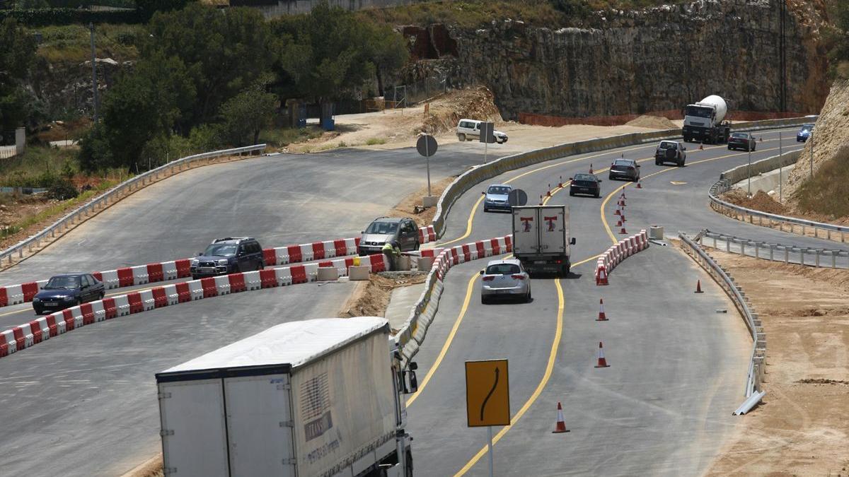 Imagen de archivo de obras en una carretera en Tarragona.