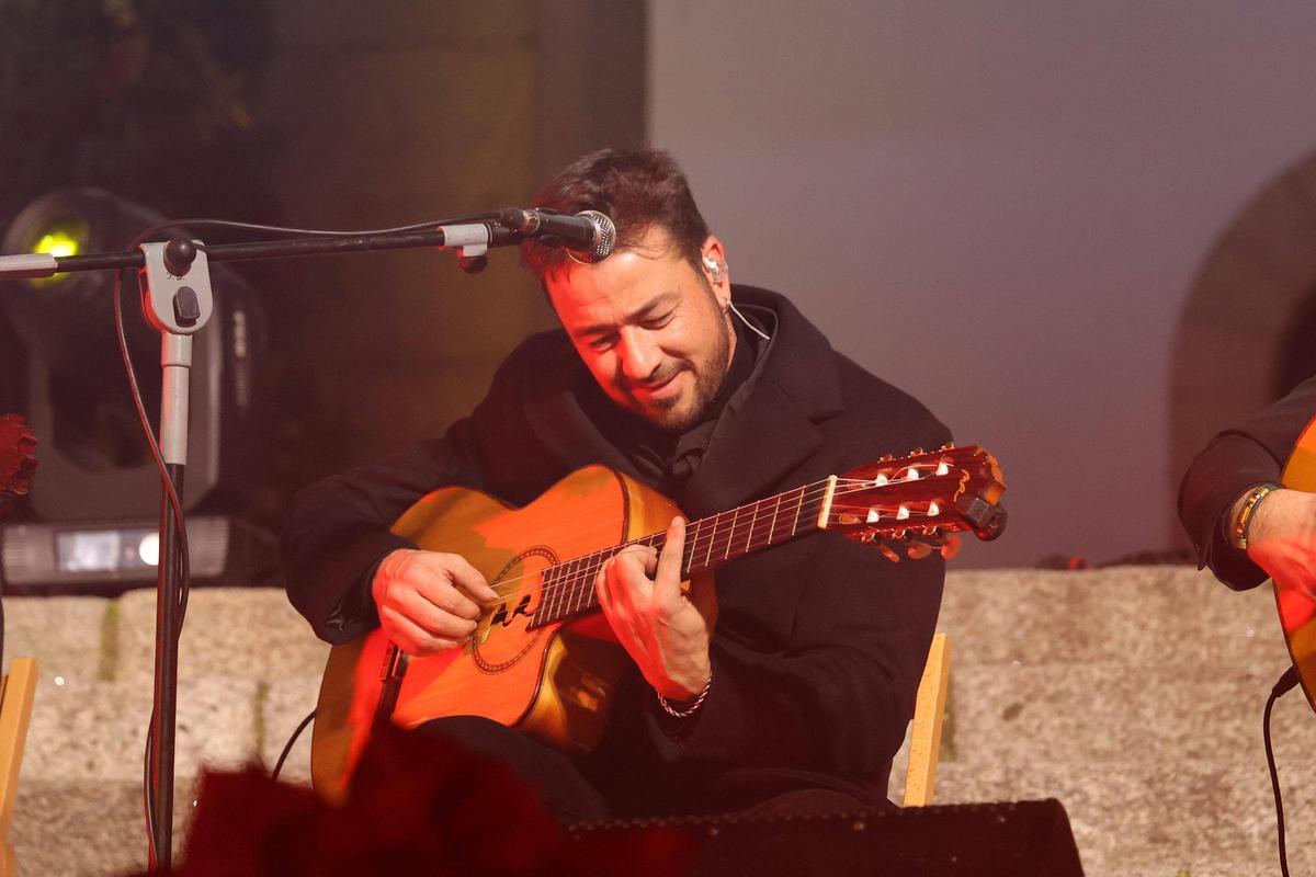 Fotogalería | Así ha sido la multitudinaria Zambombá flamenca en la plaza Mayor de Cáceres