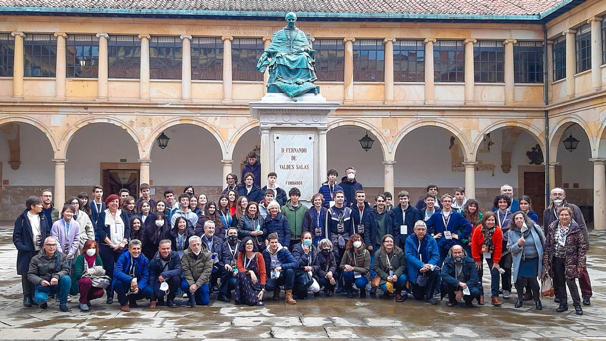 Algunos de los estudiantes, con profesores y delegados, posan delante de la estatua de Valdés Salas, a los pocos minutos de llegar al edificio histórico de la Universidad de Oviedo.