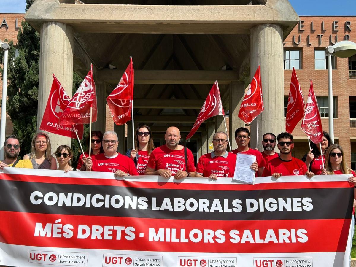 Concentración de UGT frente a la Conselleria de Educación.