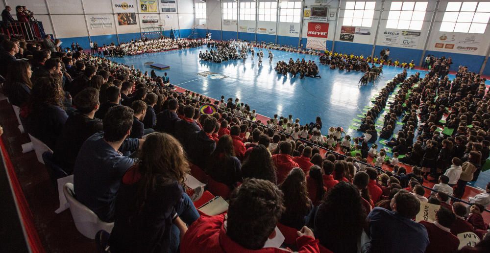 Multitudinario mosaico por la paz en el colegio Agustinos de Alicante