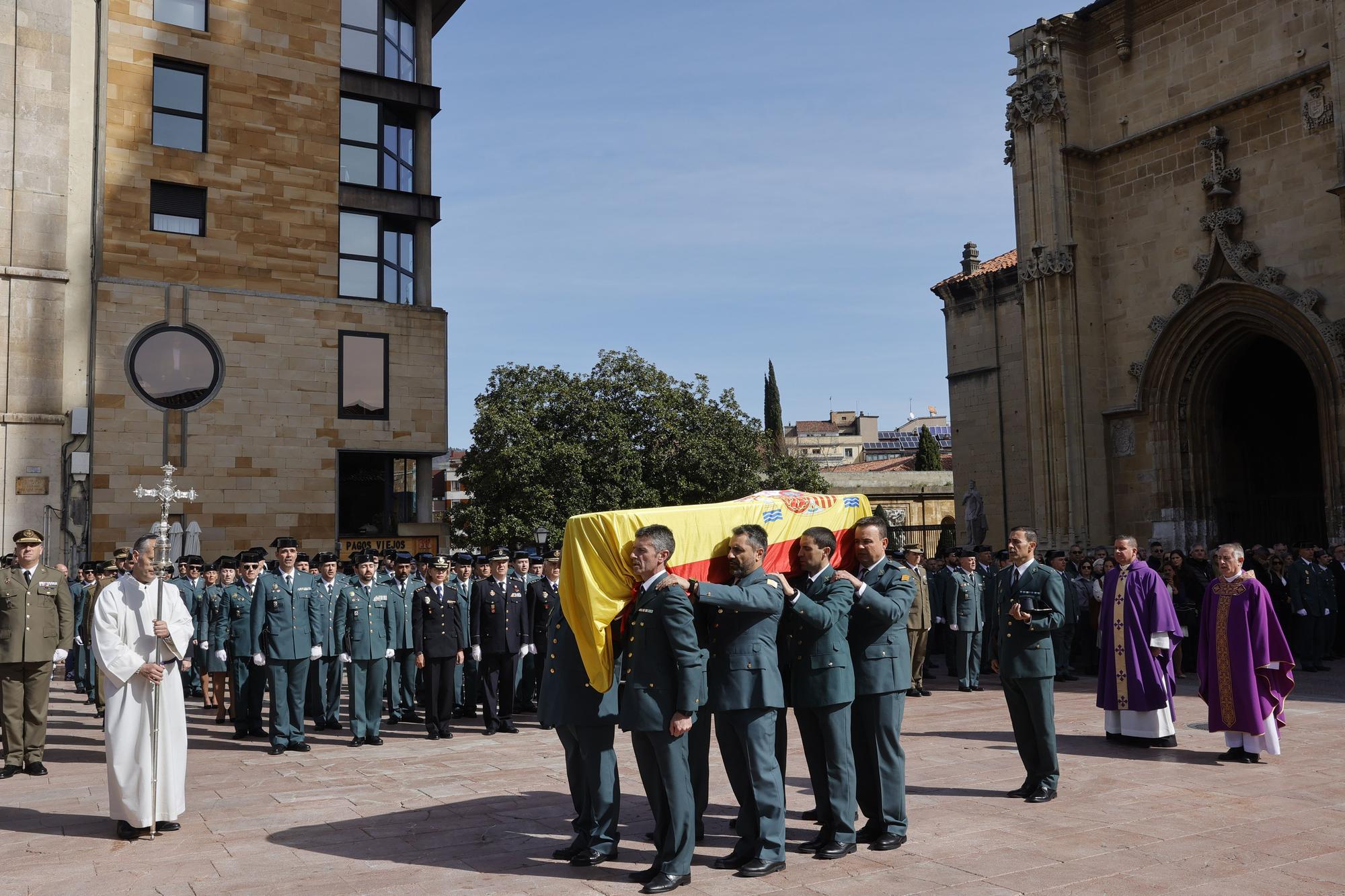 En imágenes: funeral en la catedral de Oviedo del guardia civil que evitó una masacre ciclista en Pravia