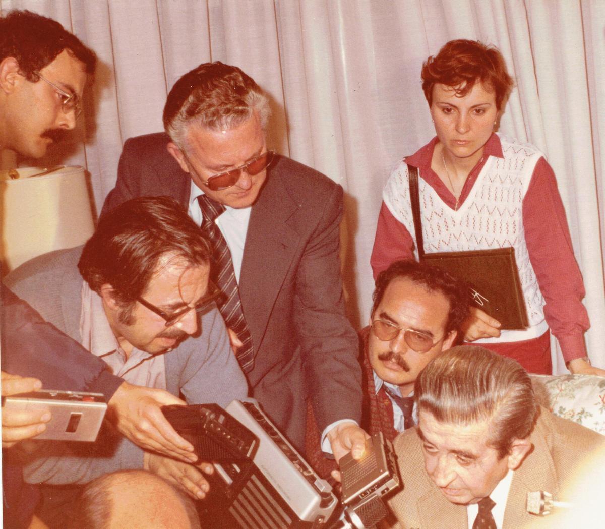 Suñer atiende a los medios de comunicación tras ser liberado.