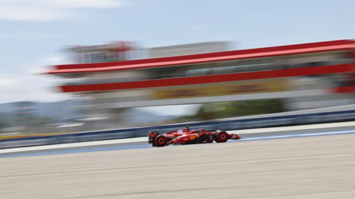 Carlos Sainz, en acción al volante del Ferrari en el Circuit de Barcelona
