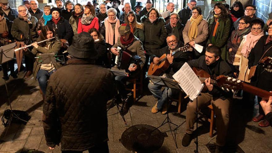 El Coro San José de Cangas canta a las Pepas y a los Pepes