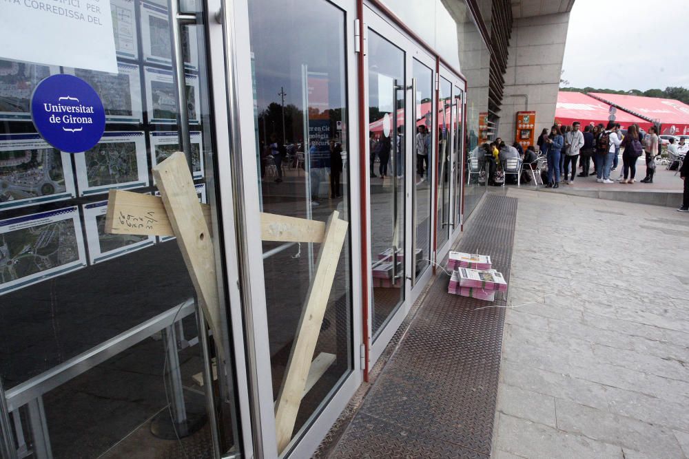 Piquets impedeixen l'accés dels alumnes a la UdG