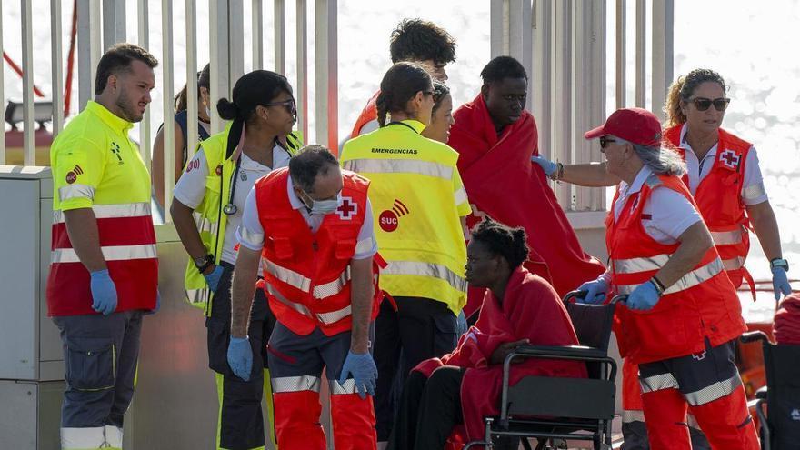 Salvamento Marítimo desembarca a 82 migrantes, tres de ellos fallecidos, en Puerto Naos, en Arrecife (Lanzarote)