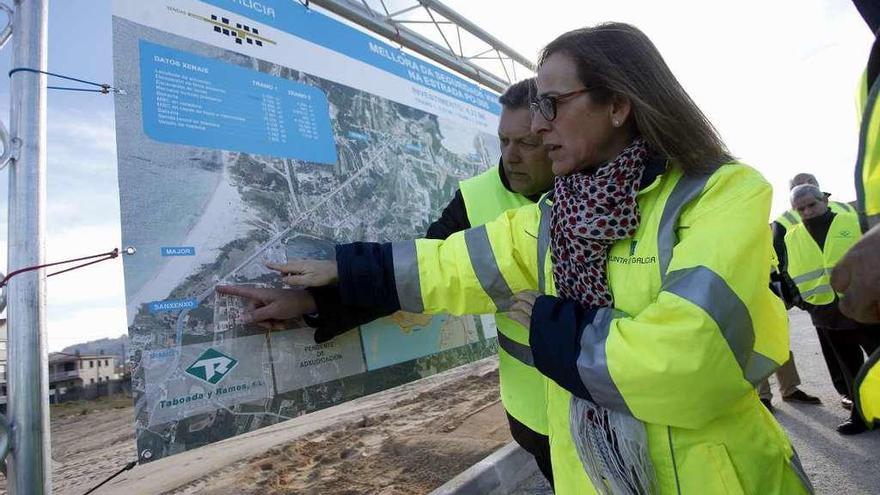 Ethel Vázquez observa el plano del proyecto de la senda peatonal y ciclista de A Lanzada. // Fdv