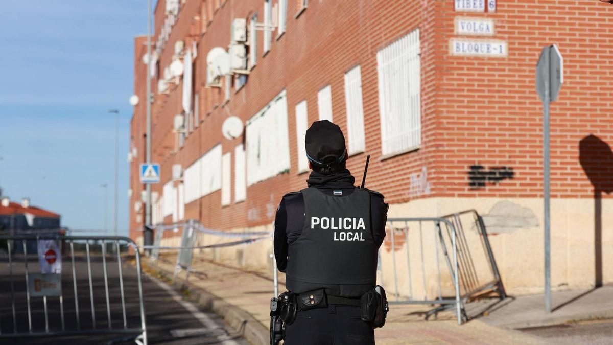 Galería | Edificio con la fachada en riesgo de derrumbe de Aldea Moret