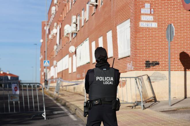 Galería | Edificio con la fachada en riesgo de derrumbe de Aldea Moret
