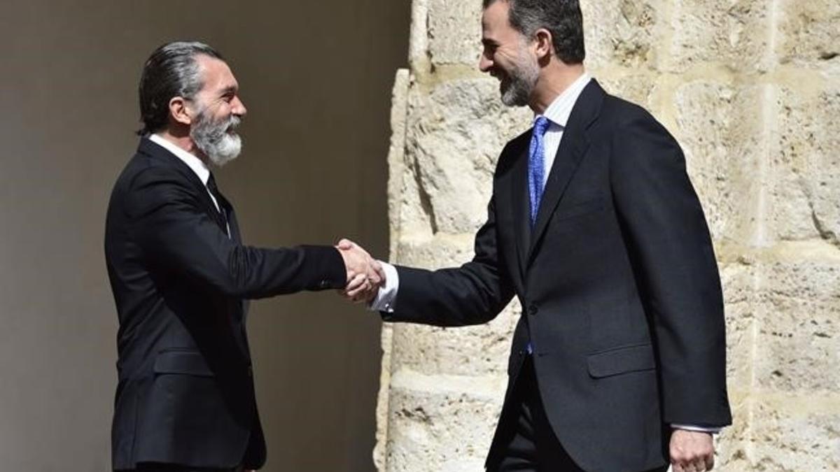 fcasals38189992 spain s king felipe vi  r  shakes hands with spanish actor a170426125522