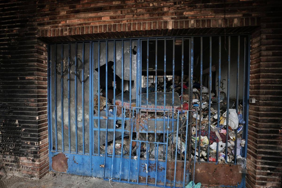 Miembros de la PAH y abogados asesoran a los afectados por el desalojo de la antigua prisión de Palma Miembros de la PAH y abogados asesoran a los afectados por el desalojo de la antigua prisión de Palma