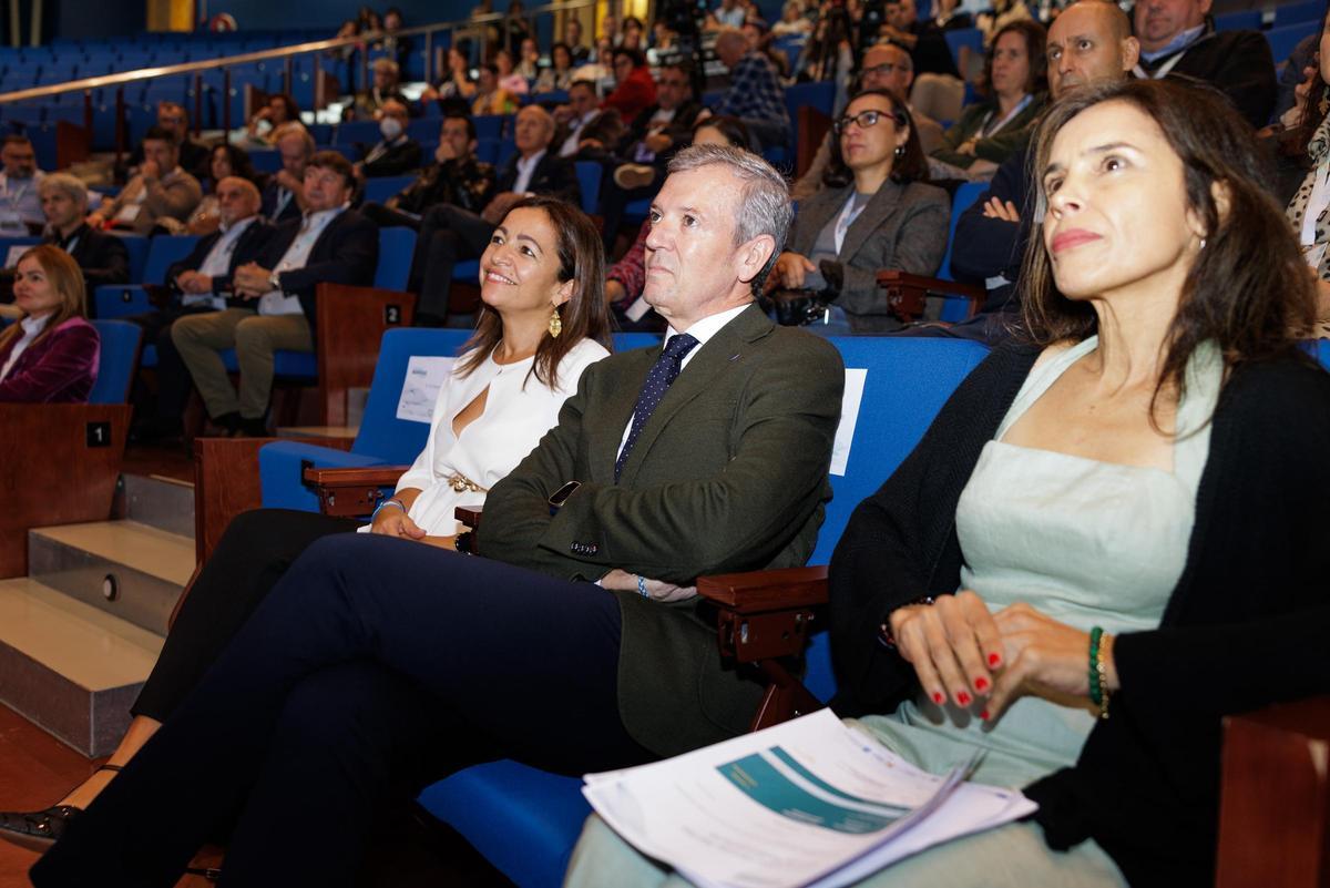 El presidente de la Xunta, Alfonso Rueda, y la conselleira de Mar, Marta Villaverde, en el II Encontro das Ciencias Mariñas, celebrado en la Cidade da Cultura.
