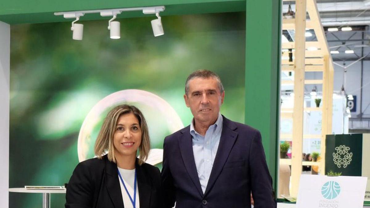 Nazaret Egea 
y Adolfo García, 
la pasada semana 
en Fruit Attraction 2022.  C.H.