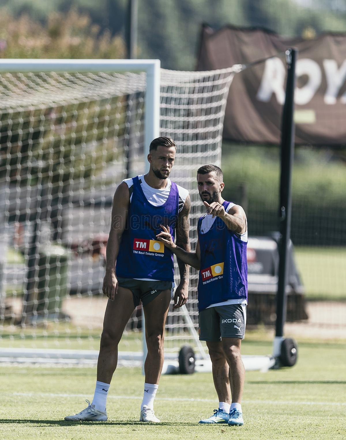 Gayà junto a Justin de Haas, una de las caras nuevas del equipo.