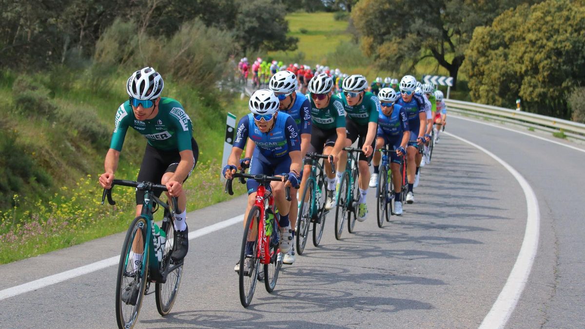 Pelotón durante la pasada edición de la Vuelta a Extremadura masculina.