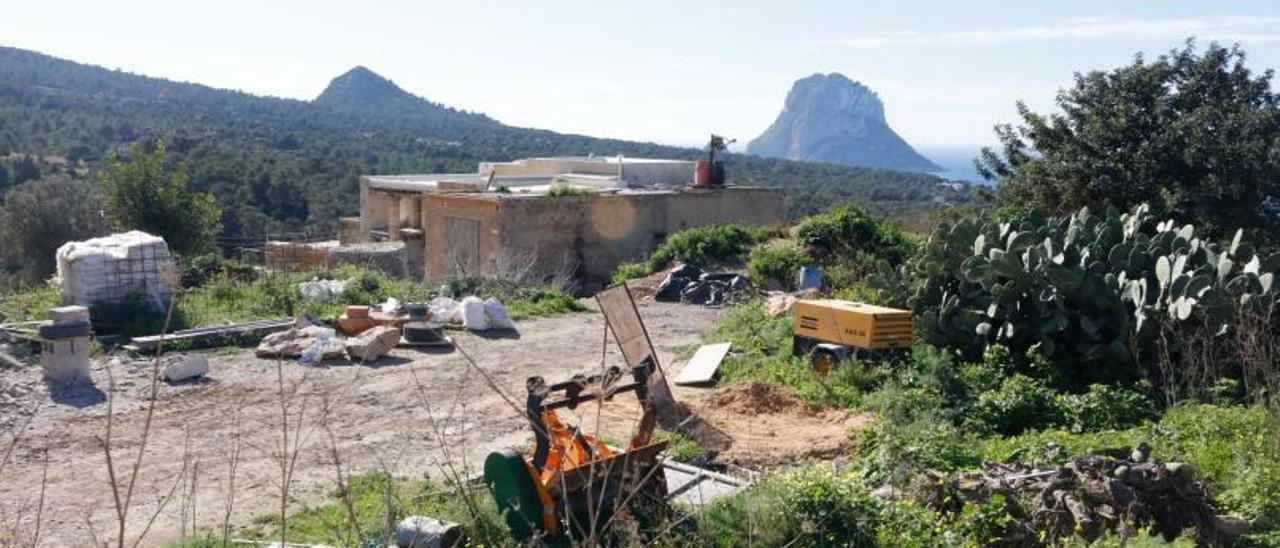 Obras de reforma en una casa payesa de la zona de Cala d’Hort, en una imagen de archivo. | J. A. RIERA