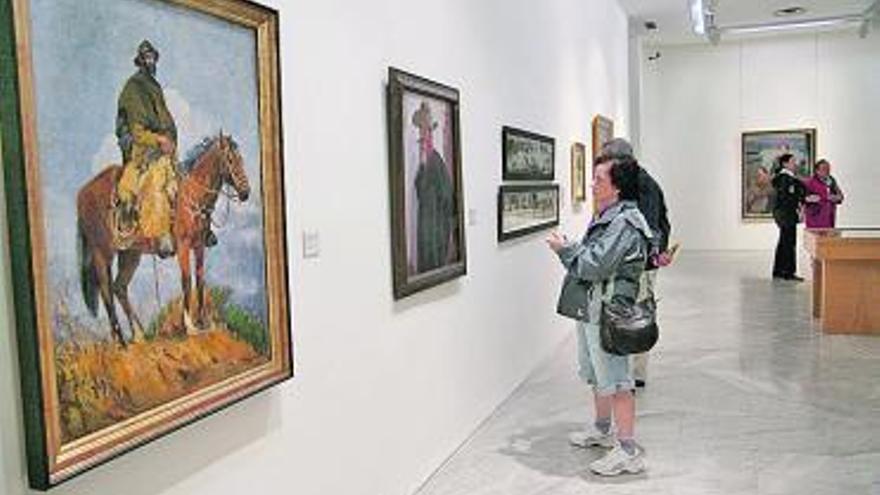 En primer término, retrato de Pepín Rodríguez, de Anselmo Miguel Nieto. Al fondo, la obra «Sin título», de Santos Balmori.