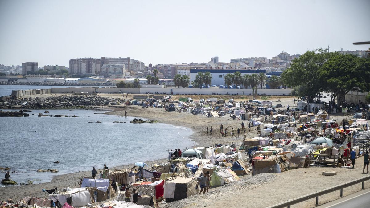 Varios inmigrantes acampados en una playa, a 31 de agosto de 2026, en Ceuta.