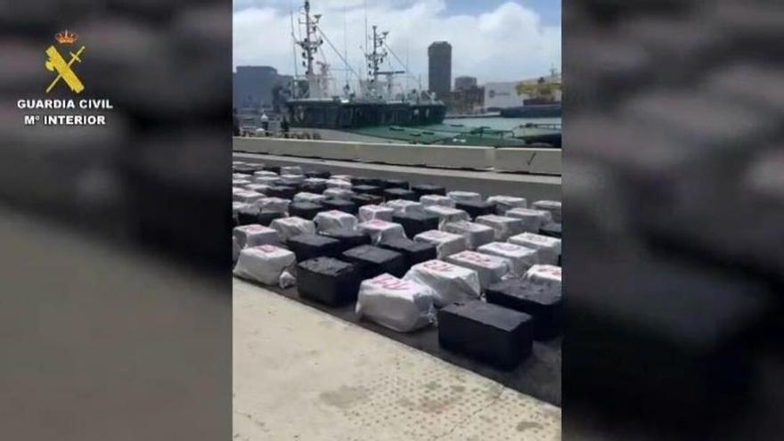 Así protegían los narcotraficantes los 3.360 kilos de cocaína al sur de Gran Canaria: con ametralladora y fusil de asalto