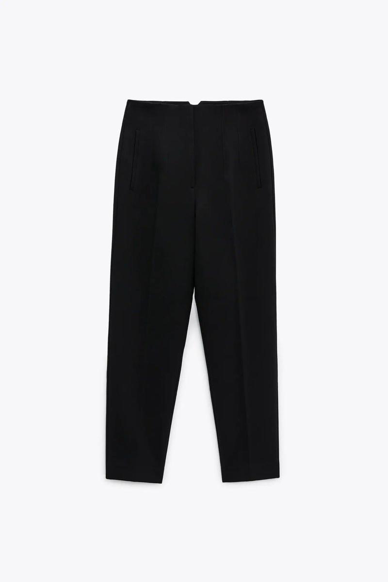 Pantalón de tiro alto negro, de Zara (25,95 euros)