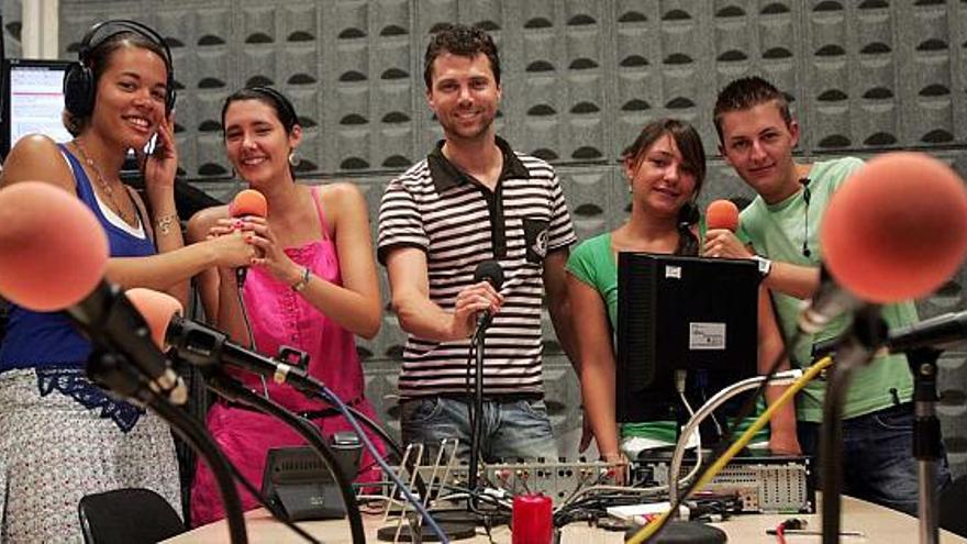 Los participantes en el Servicio de Voluntariado Europeo difunden sus experiencias y sus valores a través de la Radio Jove Elx.