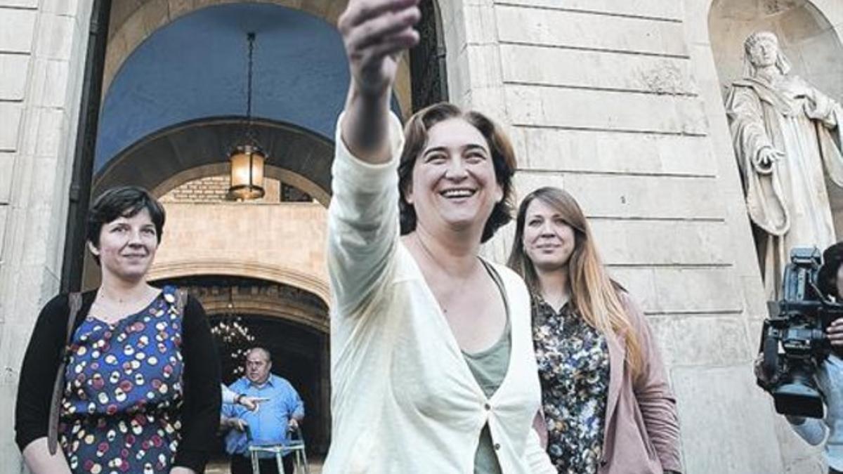 Colau, el pasado miércoles, tras entrar en el ayuntamiento por primera vez tras las elecciones del domingo.