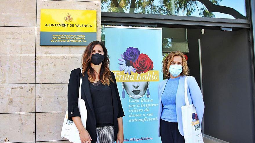 Sandra Gómez y Pilar Bernabé, en la puerta de la sede de la nueva oficina.