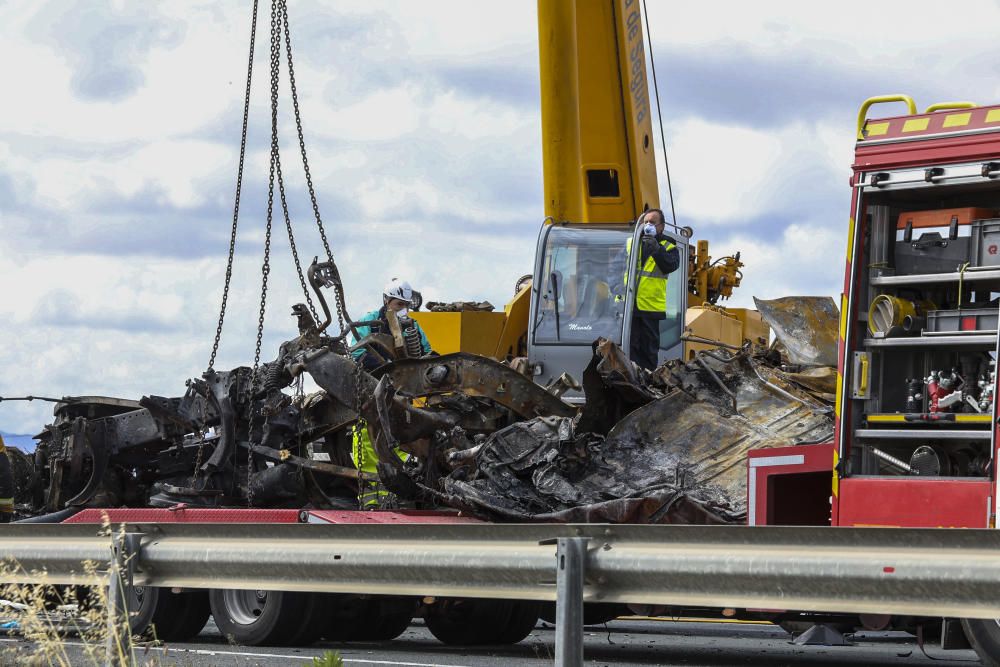 El accidente de la A-7 ha causado tres fallecidos y ha obligado a desviar el tráfico.