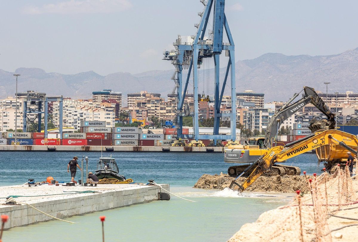 Las excavadoras abren el canal por el que saldrá el muelle al mar.