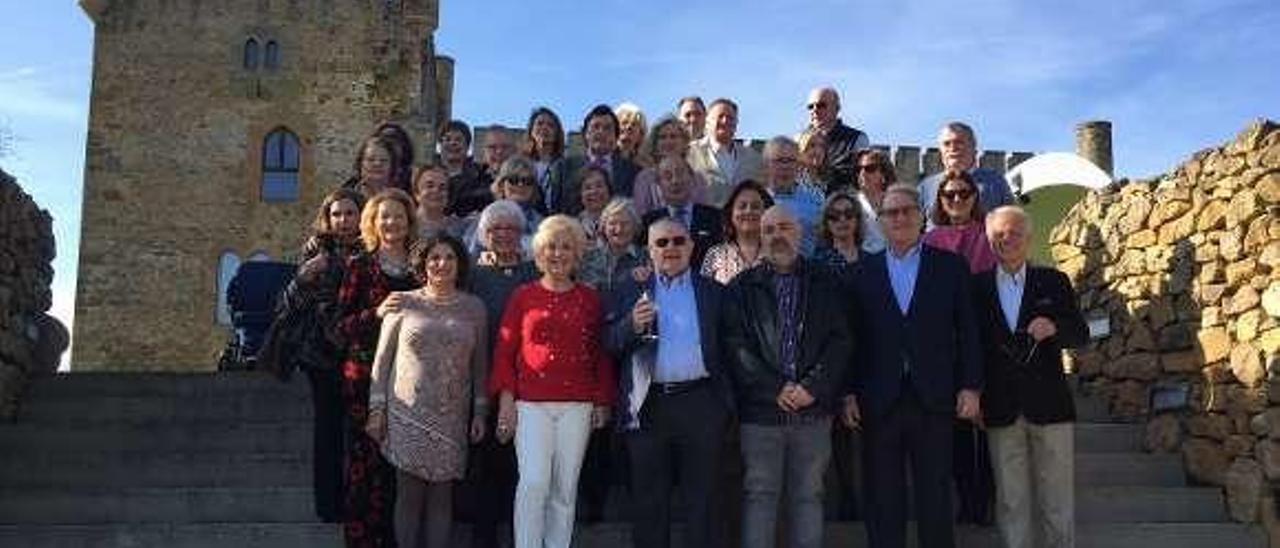 Los participantes en el homenaje, ayer, ante el Castillo de San Cucao.