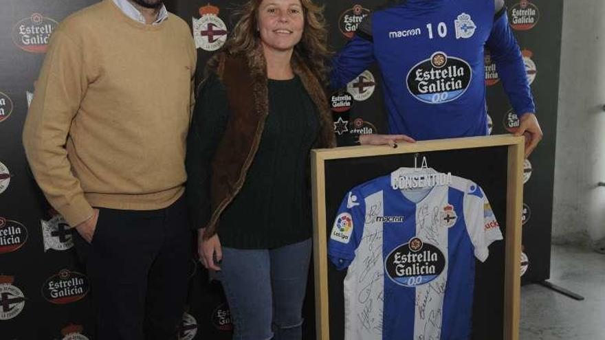 Andone, tras recibir el premio Jugador Estrella Galicia de enero.