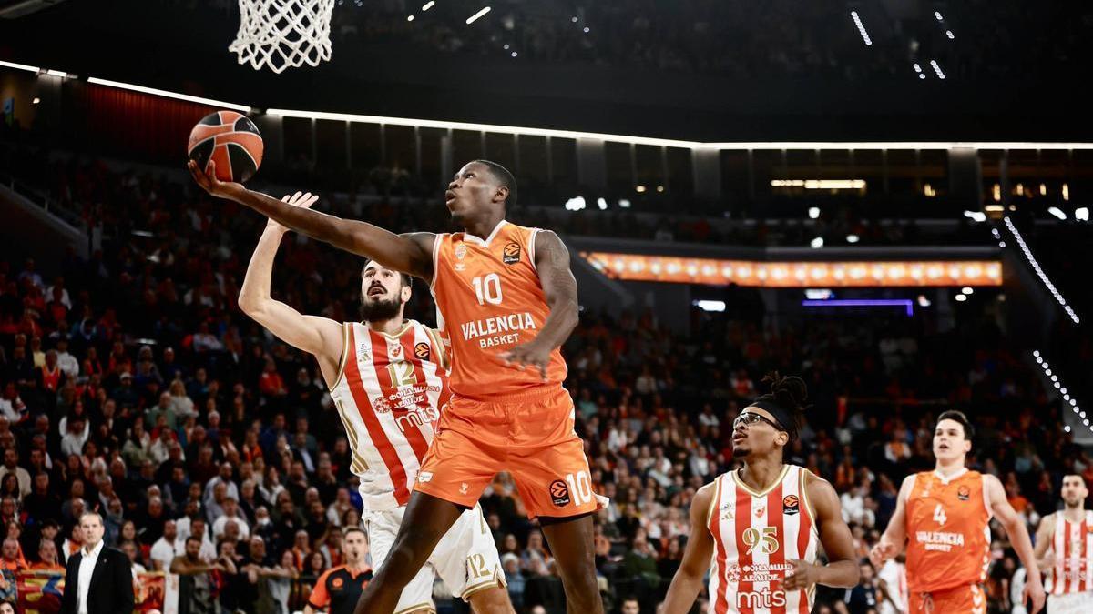 Omari Moore, ante Nikola Kalinic en el partido Valencia Basket - Estrella Roja disputado en el Roig Arena.