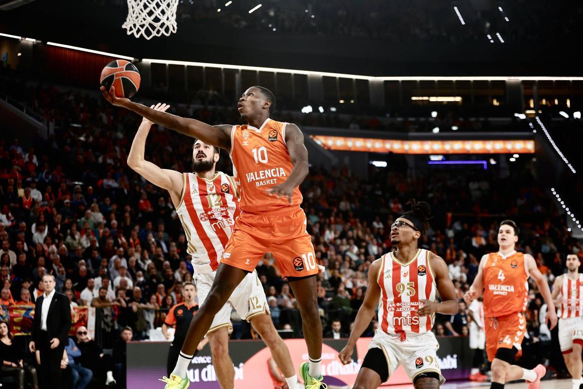 Omari Moore, ante Nikola Kalinic en el partido Valencia Basket - Estrella Roja disputado en el Roig Arena.