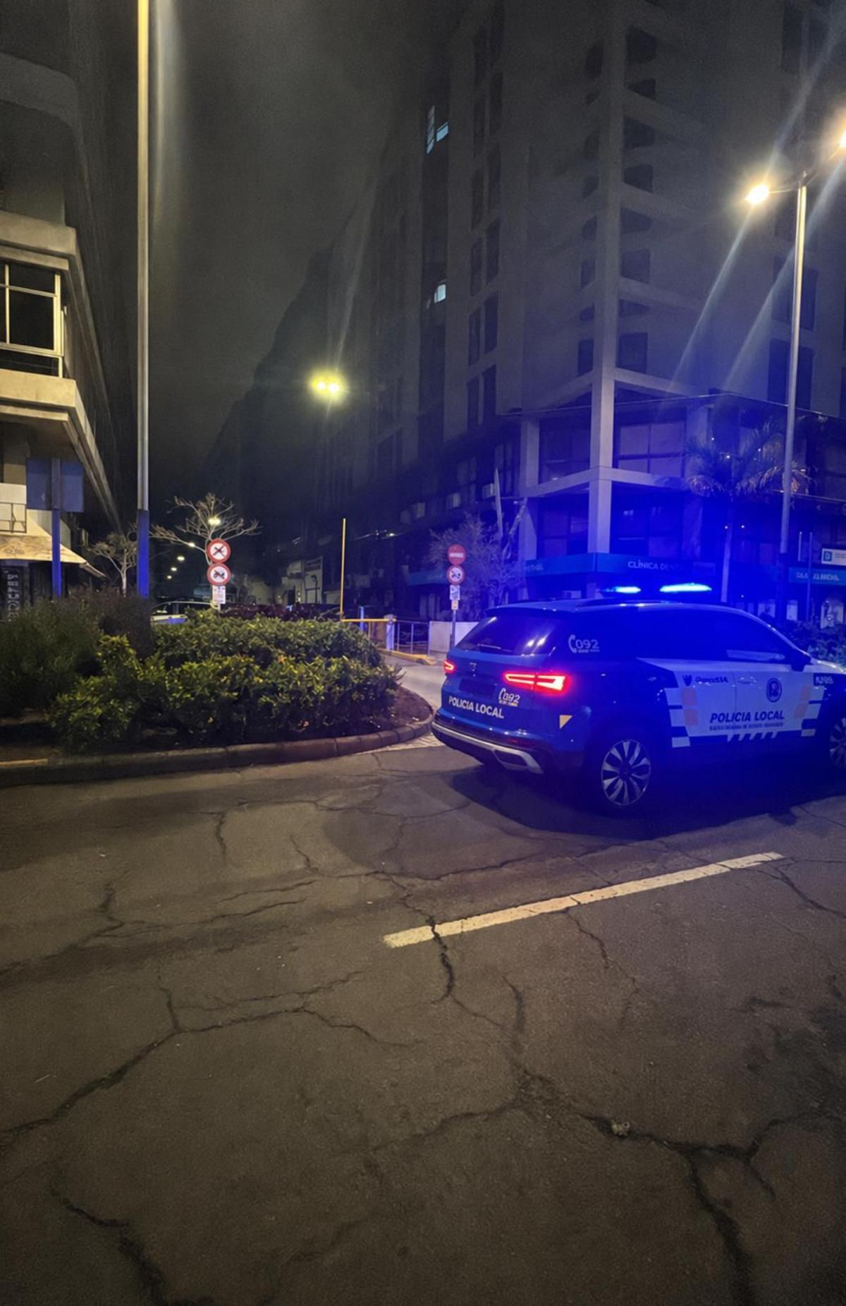La Policía Local interviene, este martes por la noche, en Triana tras localizar a la mujer pidiendo ayuda