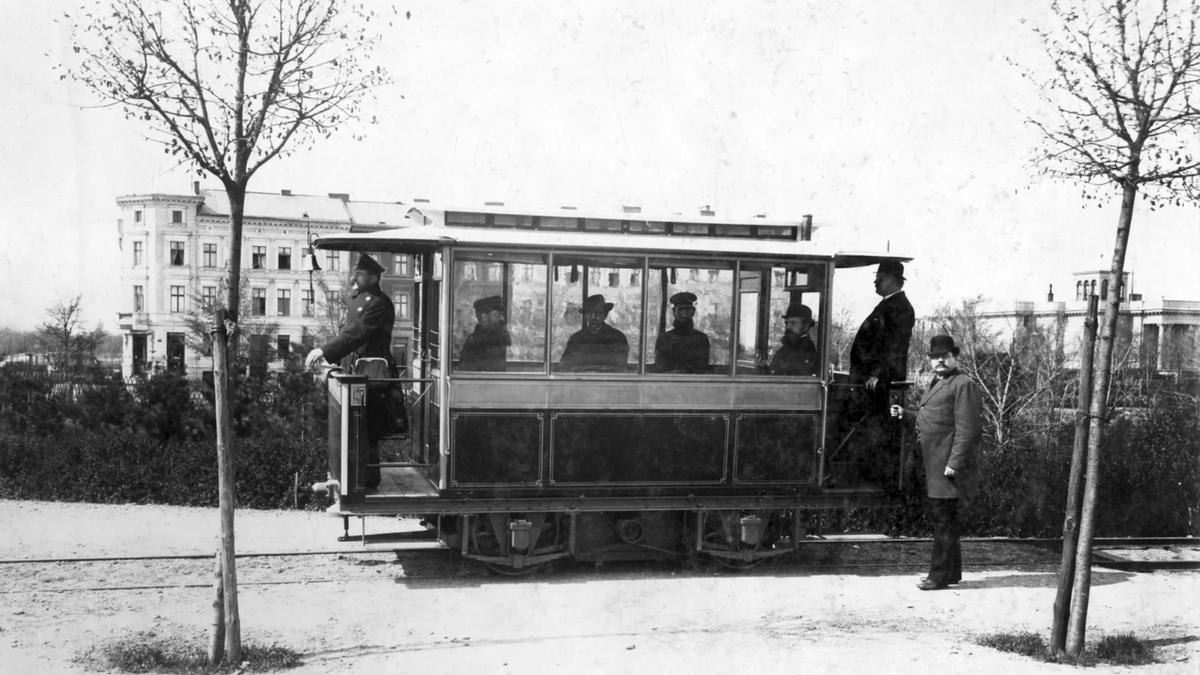 El primer tranvía eléctrico del mundo, en una imagen de 1881 en el barrio de Lichterfelde de Berlín.