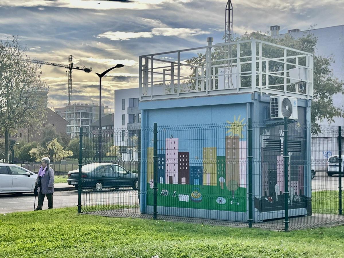 Una vista de la estación de control de la calida del aire ubicada en El Lauredal.
