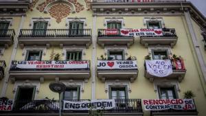 Los vecinos del edificio de la calle Tarragona 84 se manifiestan contra los pisos turísticos
