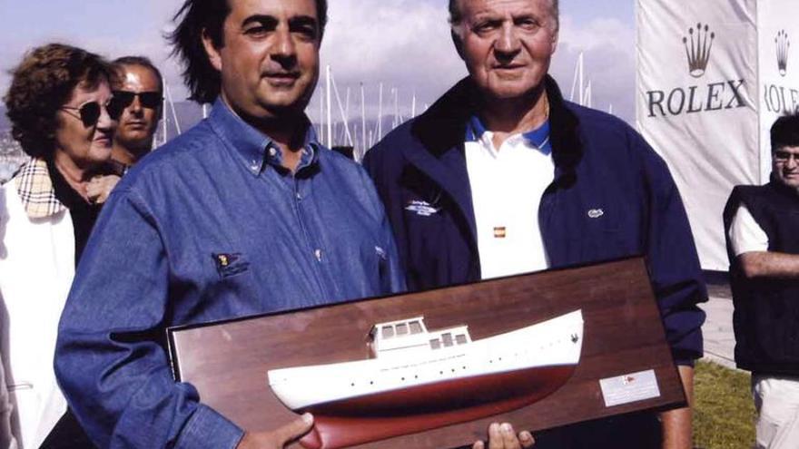 José Regojo Velasco recoge del rey don Juan Carlos un trofeo de una regata en Bayona.