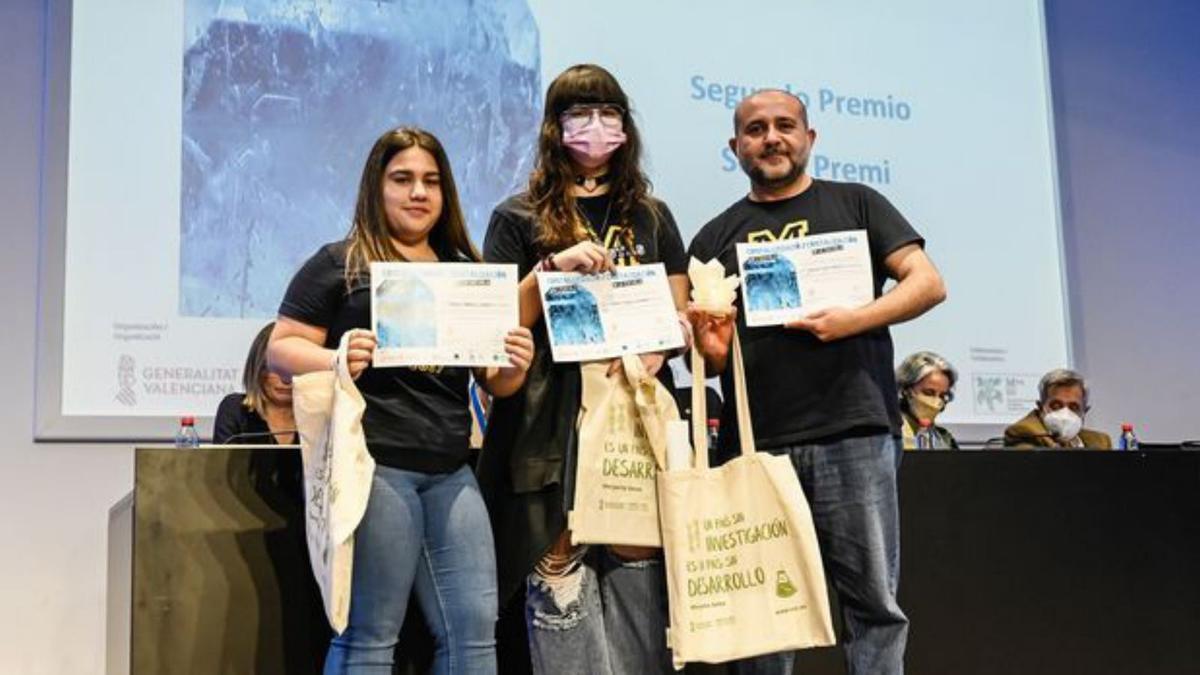 Foto de grup de tots els participants del concurs educatiu, amb el professorat i els científics. | LEVANTE-EMV