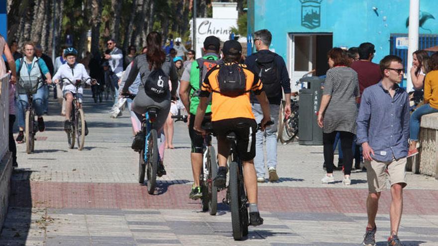 Ciclistas por el paseo marítimo Pablo Ruiz Picasso, ayer.