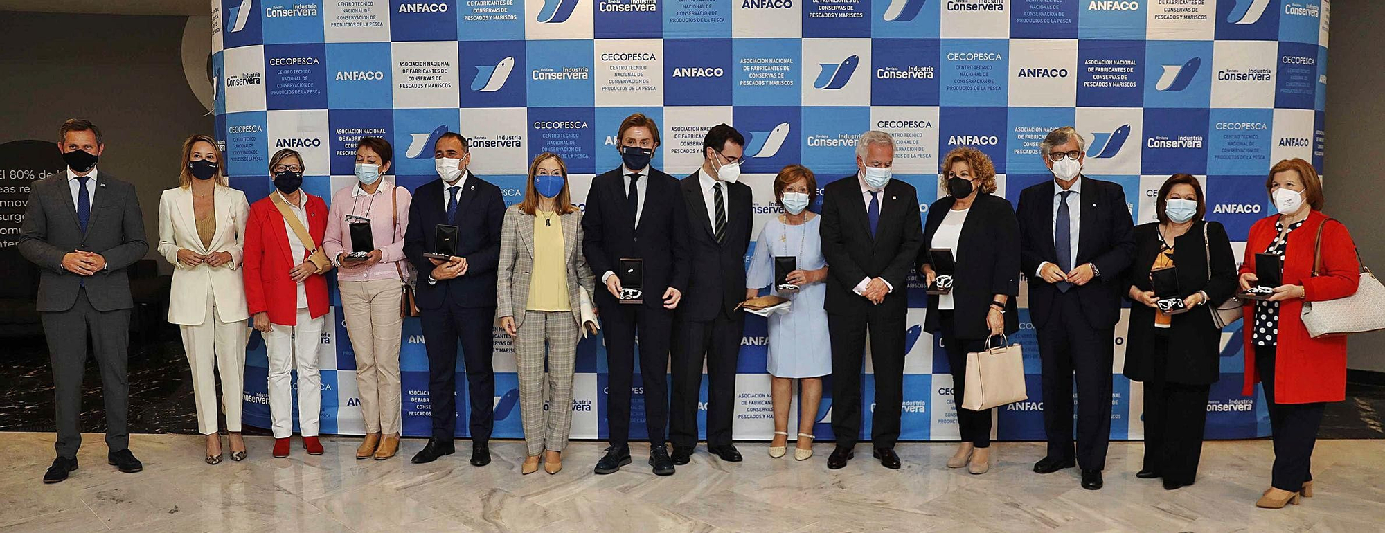 Foto de familia de los premiados, con el delegado del Gobierno en Galicia, José Miñones; la delegada de la Xunta en Vigo, Marta Fernández Tapias; la vicepresidenta segunda del Congreso, Ana Pastor; el presidente de Anfaco, Iván Alonso; el presidente del Parlamento de Galicia, Miguel Santalices, y el secretario general de Anfaco, Juan Vieites. |   // P.H.GAMARRA