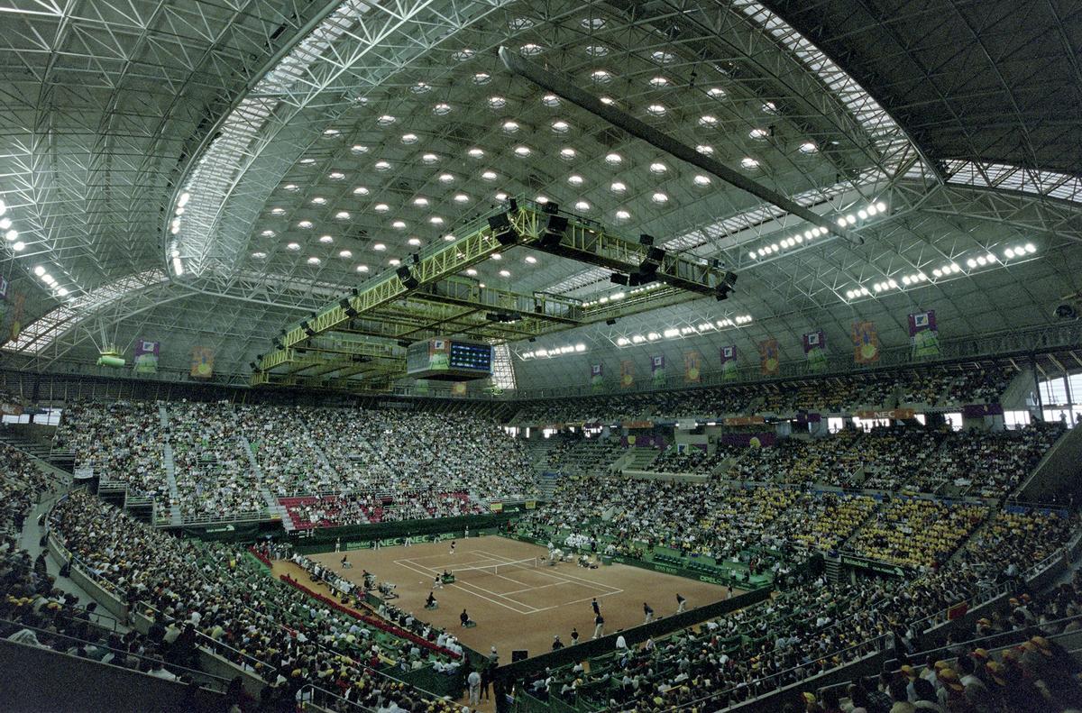 Final de la Copa Davis sobre la pista de tierra batida construída en el Palau Sant Jordi de Barcelona entre España y Australia con presencia de 14.000 espectadores.