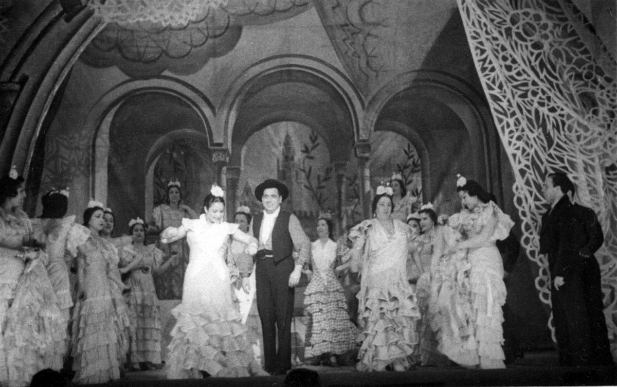 Manolo Caracol y Lola Flores estrenan 'Zambra 1947', de Antonio Quintero, Rafael de León y Quiroga, en el teatro Reina Victoria de Madrid, el 7 de marzo de 1947.