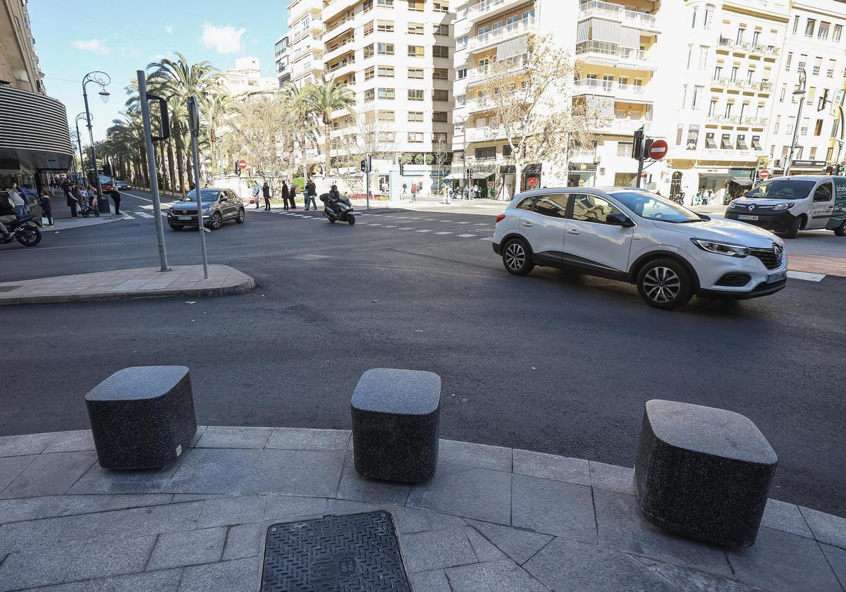 Los bancos que funcionan como bolardos en la esquina de Maisonnave con la plaza de Calvo Sotelo.