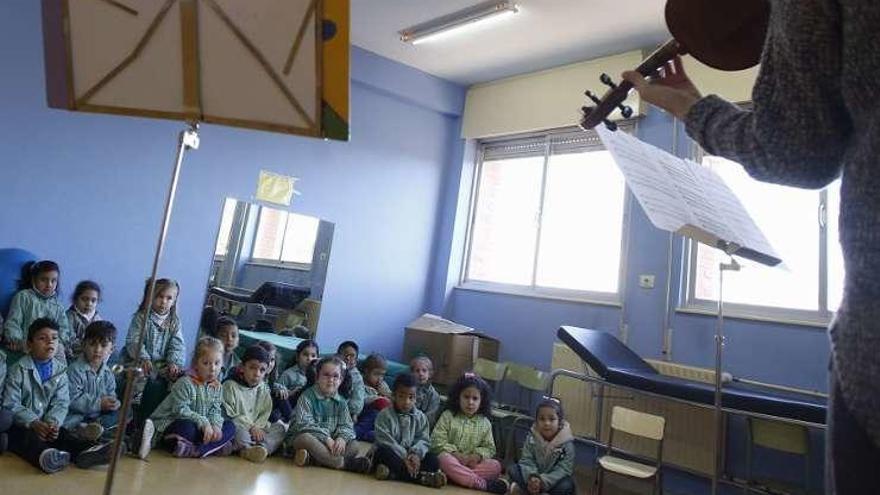 Alumnos de Infantil del colegio Versalles, ayer, en el taller musical.