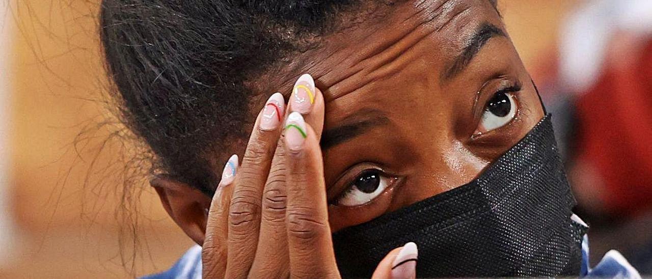 La estadounidense Simone Biles,  ayer, en el Centro de Gimnasia de Ariake de Tokio, durante la final  masculina de gimnasia artística.  Efe/ Enric Fontcuberta