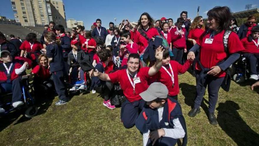 Un instante de la jornada de deporte adaptado, ayer en la pista de atletismo.