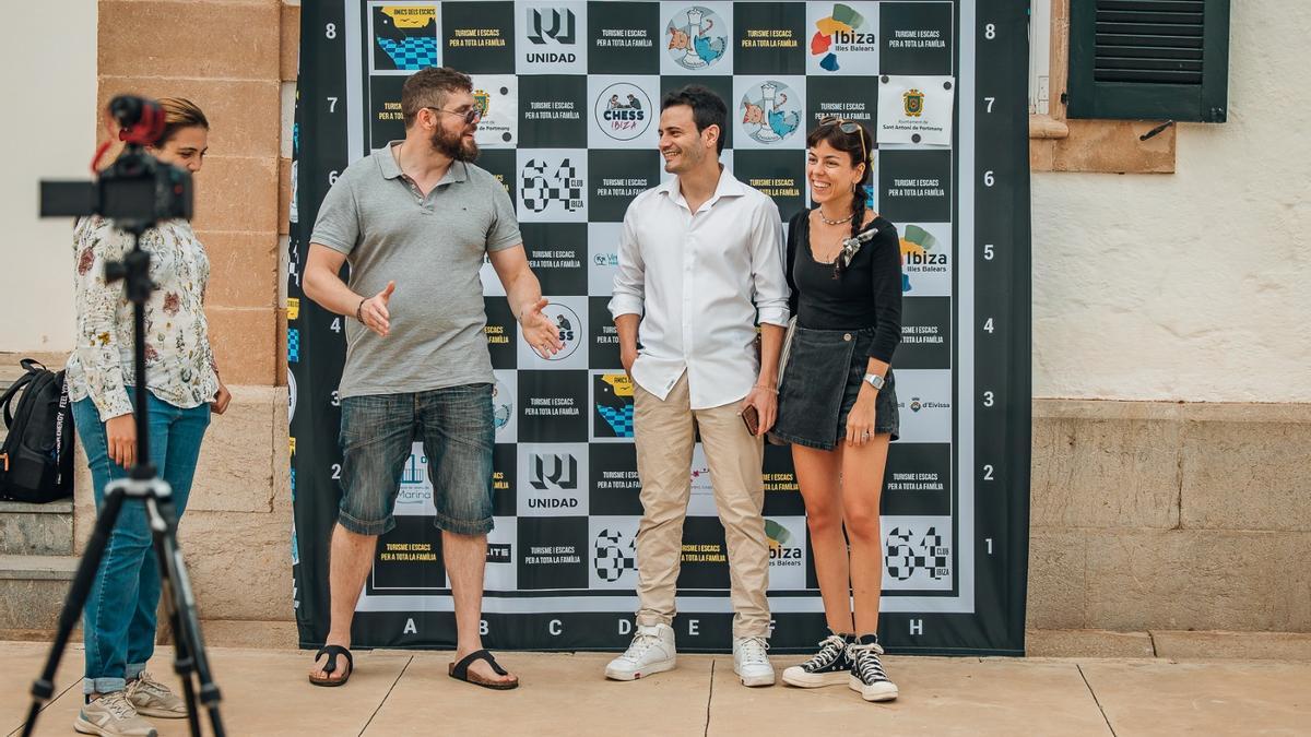 Alessandro Fiorelli, ajedrecista y youtuber italiano; Marc Colom, organizador del evento; y Sara Sierra, ajedrecista, en el evento de este fin de semana.